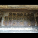 Verzierungen an der Rückwand einer Khandagiri-Höhle